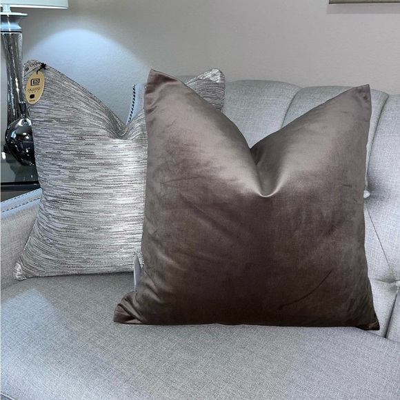 1-NWT TGH TESSITURA VELVET DECORATIVE PILLOWS (Read description for details) - Picture 7 of 17